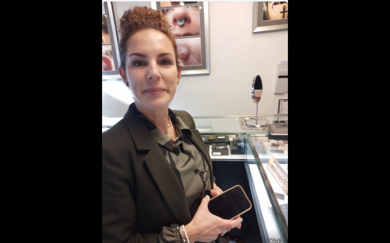 DNA Jewelry Store Customer 24 